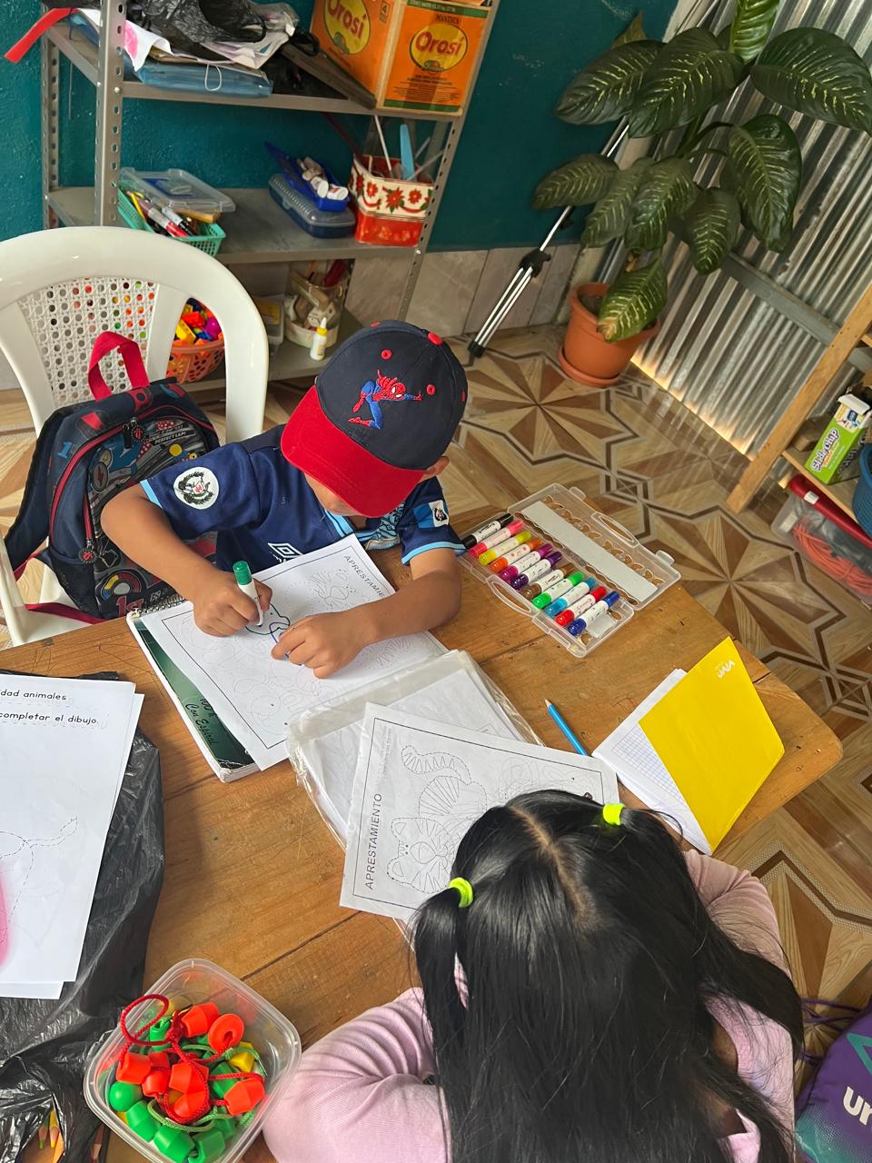 Niños y niñas recibiendo reforzamiento en comunicación, lenguaje y matemáticas